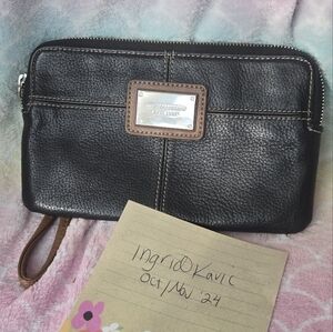 VGUC Tignanello zippered leather clutch